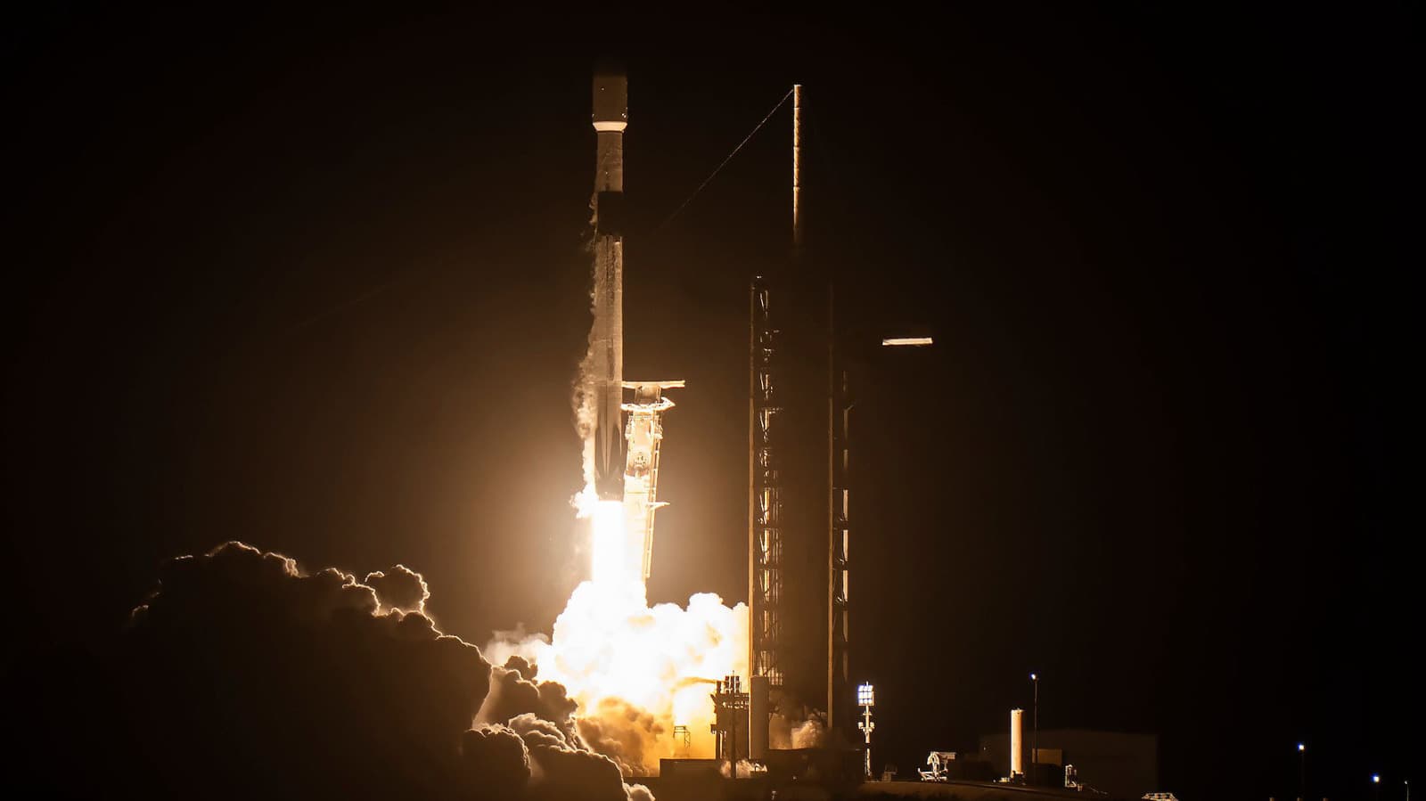 SpaceX Falcon 9 Roketinin Ay'a Düşmesi Bekleniyor