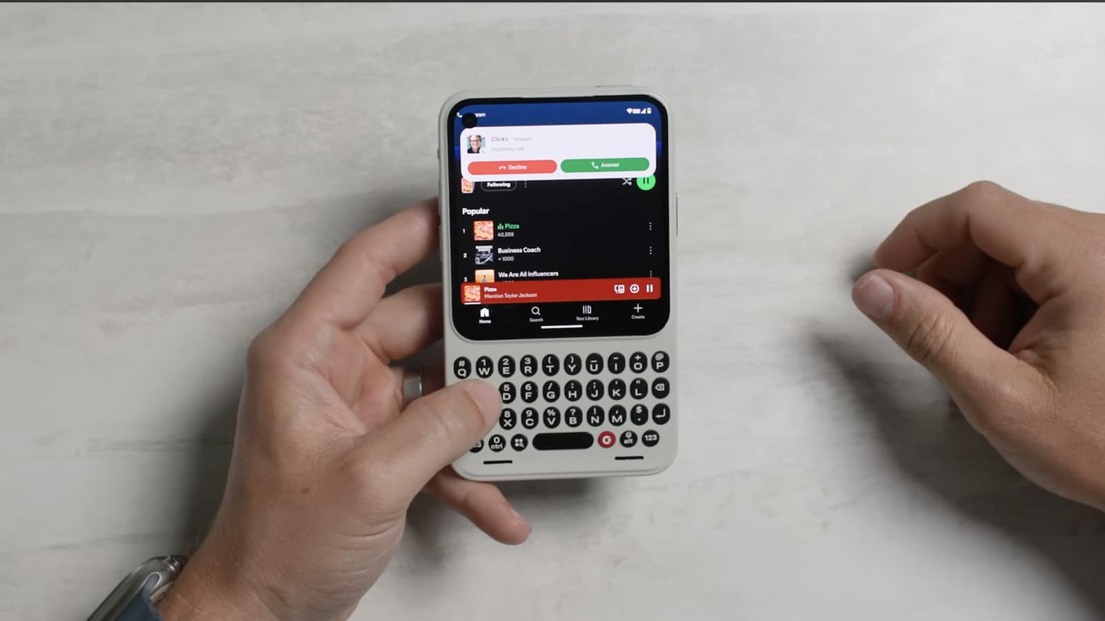 Clicks, Blackberry Esintili Communicator Akıllı Telefonunu Tanıttı